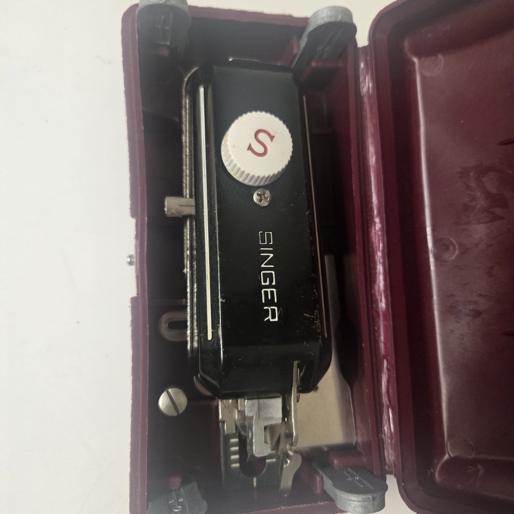 Singer Button Holer - Picture 2 of 2